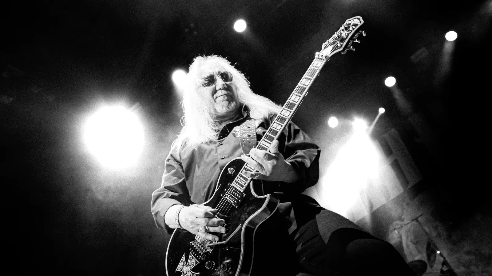 Mick Box von Uriah Heep an der Gitarre, Schwarzweiß