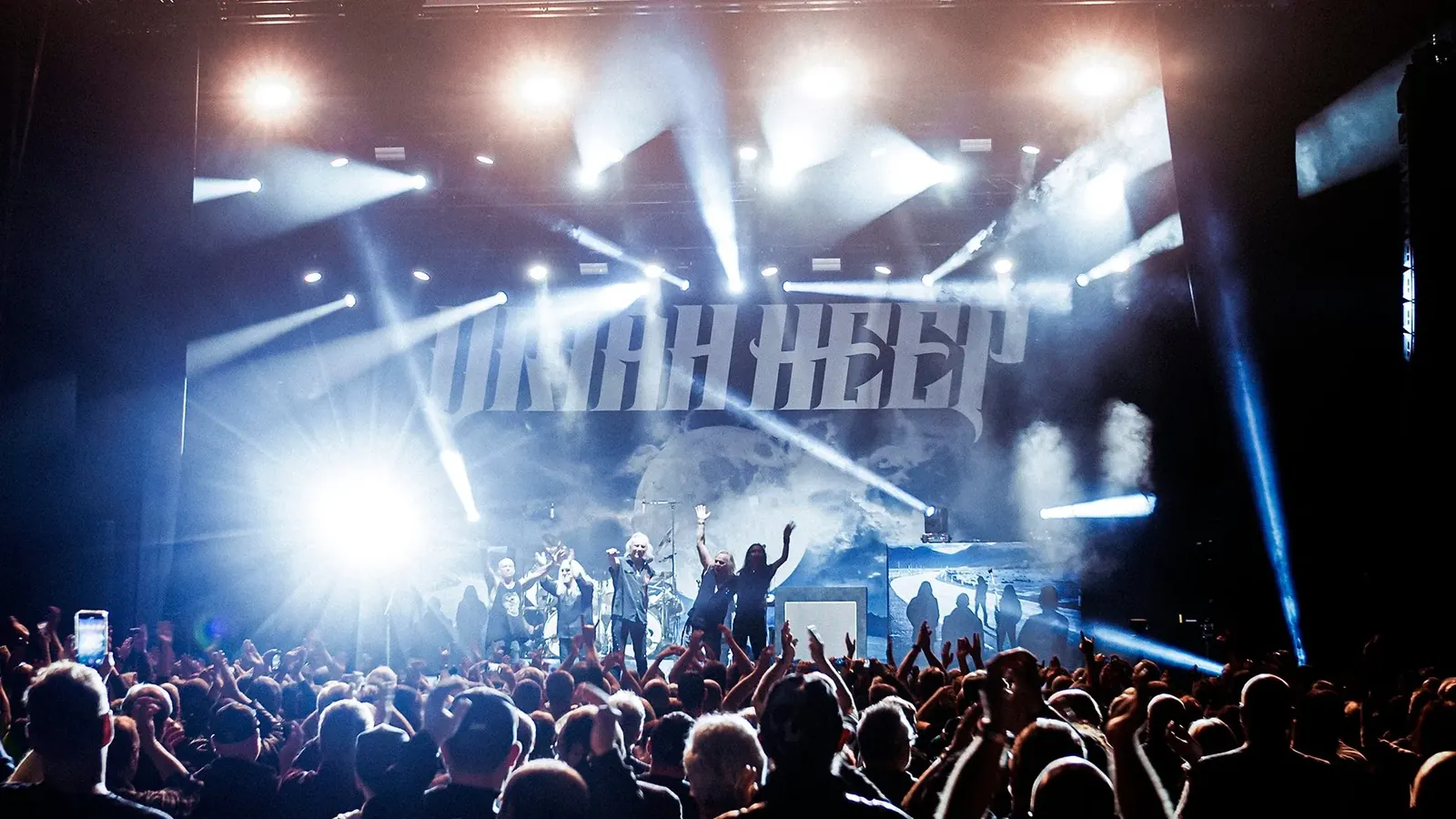 Uriah Heep auf der Bühne bei Music & Stories, Publikum im Vordergrund
